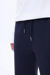 Pantalón deportivo de felpa con corte recto y cintura elástica con cordón de ajuste.