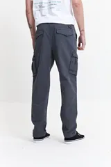 Pantalón cargo color marrón claro, de corte recto y con bolsillos laterales con solapa.