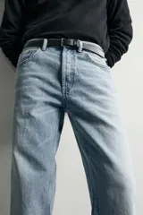Pantalón jeans de corte recto, color celeste claro con efecto lavado, de cinco bolsillos y tiro medio.