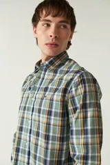 Camisa blanca a cuadros azules y grises, de manga larga y corte slim fit.