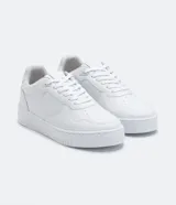 Championes blancos de base baja, con recortes y punta oval.