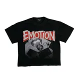 Remera negra de corte oversize y mangas cortas, con estampa frontal que incluye una fotografía en blanco y negro y la palabra 'EMOTION' en letras rojas con incrustaciones de strass.