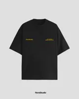 Remera negra oversize de algodón pesado premium, con estampa amarilla en la espalda con el logo de la marca y la frase "Everyday Urban Aesthetics".