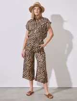 Pantalón capri de lino con estampado animal print de cebra, pretina ancha elastizada y bolsillos inclinados.