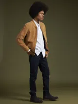 Campera bomber color camel de gamuza, con cierre frontal y bolsillos laterales.