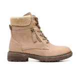 Bota casual de caña corta color beige, confeccionada en material sintético con acabado mate. Presenta un cuello tejido de punto en tono contrastante, cierre lateral funcional y cordones frontales con ganchos metálicos. Cuenta con suela de goma dentada con efecto madera.