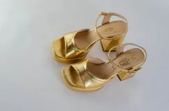 Sandalias rojas de cuero con plataforma y taco cuadrado.