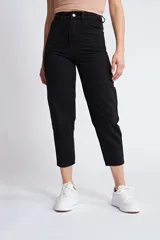 Pantalón jean celeste de corte mom, tiro alto, con cinco bolsillos, cierre con cremallera, botón y presillas para cinturón.