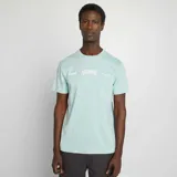 Camiseta de manga corta en color verde agua, con cuello redondo y estampado frontal con texto y números en color blanco.