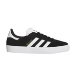 Championes adidas Gazelle ADV de corte bajo, confeccionados en gamuza negra con las icónicas tres tiras laterales en blanco. Presentan suela de goma blanca, lengüeta blanca con logo y detalle de marca Gazelle en dorado en el lateral.