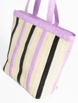 Bolso tipo canasto de papiro con franjas verticales en tonos beige, negro y lila.