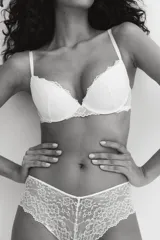 Soutien super push-up blanco, con copas acolchadas y aros. Confeccionado en encaje floral y breteles ajustables.