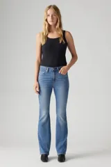 Jeans de mujer Levi's 726 Hi Rise Flare Eternal Mid, de tiro alto y corte flare, en color azul claro.