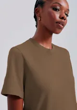 Camiseta verde de algodón de corte recto y mangas cortas.