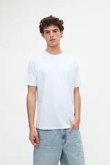 Remera de manga corta básica color negro, confeccionada en jersey de algodón de textura suave, con cuello redondo y calce clásico.