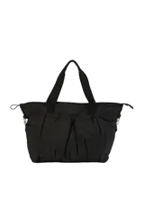 Bolso tipo shopper de nylon color negro, con diseño amplio y liviano. Cuenta con asas reforzadas, cierre superior y bolsillos frontales con frunces y cierre, ofreciendo gran capacidad y organización.