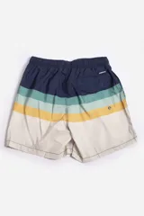 Short de baño celeste con estampado de hojas pequeñas en tonos verdes y blancos. Cuenta con cintura elástica con cordón ajustable, bolsillos laterales y un parche circular con logo en la parte inferior.