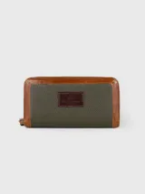 Billetera de cuero con cierre perimetral, color verde militar con detalles en marrón tostado y placa frontal con logo grabado.