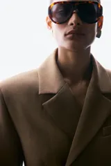 Blazer Zara Woman Collection de cuello solapa y manga larga, con cierre frontal cruzado de botones, bolsillo de vivo en el pecho y bolsillos con solapa en el delantero.