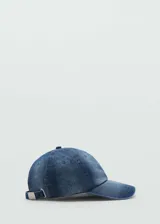 Gorro de jean azul con visera y cierre ajustable.