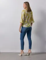 Blusa de gasa estampada marca Sioni, con cuello a la base y escote en V. Manga 3/4 con terminación fruncida.