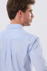 Camisa de manga larga con estampa de cuadros pequeños en tonos celeste y blanco, cuello con botones y bolsillo ojal en el pecho con detalle bordado.