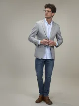 Blazer negro de corte clásico con dos botones frontales, solapa de muesca y bolsillos laterales.