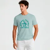 Remera celeste de manga corta con cuello redondo y estampado central con el logo de Original Penguin y el texto "EST. 1955".