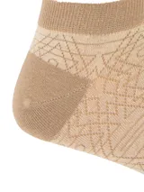 Medias cortas Hush Puppies color beige con diseño geométrico estampado. Poseen puntera y talón reforzados en un tono más oscuro.