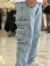 Pantalón cargo de jean estilo oversize, color celeste, con bolsillos laterales con solapa y corte recto.