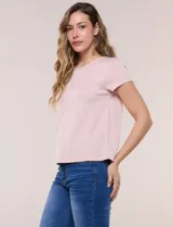 Remera celeste de manga corta, con cuello redondo y detalle calado en el rib del escote, de corte recto y ajuste cómodo.