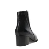 Botas de caña baja marca Bottero, confeccionadas en cuero negro con textura granulada. Presentan un diseño de estilo chelsea con elástico lateral, punta fina y taco cuadrado de altura media.