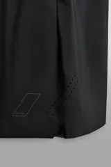 Pantalones deportivos cortos de tejido técnico ligero y elástico, con cintura elástica ajustable, bolsillos frontales y aberturas laterales en el bajo.
