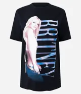 Remera de algodón color negro con estampado frontal de Britney Spears y tipografía holográfica. Presenta cuello redondo y mangas cortas con un corte regular.