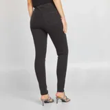 Jegging negro de talle alto con cintura elástica y bolsillos delanteros simulados.