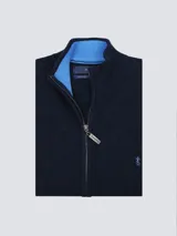 Campera de lana azul con cierre frontal y cuello alto.