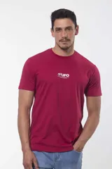 Remera blanca de manga corta y cuello redondo, con pequeño estampado frontal de la marca Ufo.