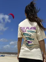 Remera color crema de algodón con estampa en la espalda de un paisaje playero con el texto "Chema Sure Chate et la mer".