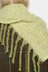 Bufanda de tejido cepillado con efecto jaspeado en color amarillo claro, con flecos en los extremos y logo de la marca bordado en una esquina.