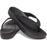 Ojotas tipo plataforma Crocs de color negro, con tiras de TPU suave que incluyen perforaciones para dijes de Jibbitz y suela elevada de espuma Croslite.