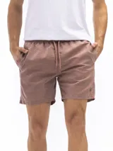 Short de baño color ladrillo con estampado de líneas horizontales y puntos.