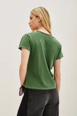 Remera de algodón color verde con cuello redondo en contraste color marrón y estampa frontal con la frase 'FULL OF LOVE' en color marrón.