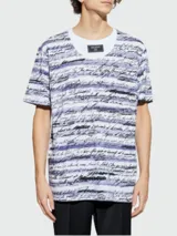 Remera de algodón blanca con estampado de texto en color lila y negro.