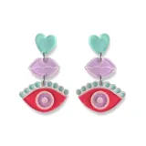 Par de aros colgantes con forma de ojo rojo con pupila violeta, labios violetas y corazón celeste.