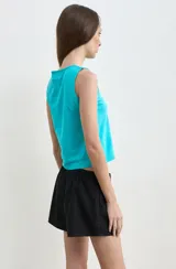 Musculosa blanca de algodón, de corte recto y escote redondo.