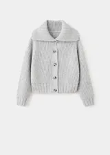Cardigan de punto gris con cuello camisero, cierre frontal de botones y mangas largas.