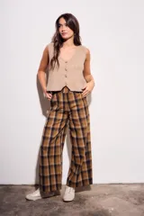 Pantalón de tiro medio, corte recto y pierna ancha, con estampado de cuadros escoceses en tonos marrón, beige y negro.