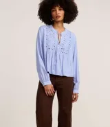 Pantalón blanco de corte recto, tiro alto, confeccionado en sarga de algodón.