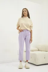 Jeans mom fit de color lila, con tiro alto y corte recto al tobillo.