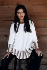 Buzo de algodón tejido a máquina con lurex, de cuerpo oversize, mangas angostas y cuello a la base. Terminaciones en crochet hechas a mano.